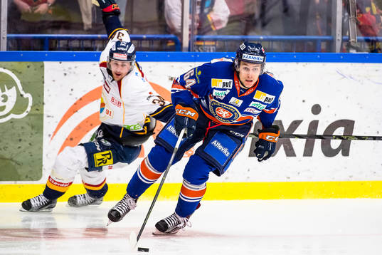 Växjös Eric Martinsson jagas av Djurgårdens Daniel Brodin