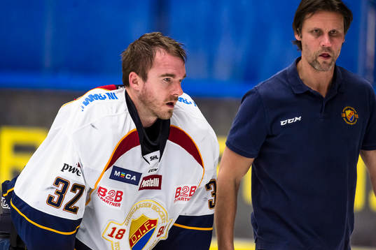 Djurgårdens målvakt Mikael Tellqvist grinar illa