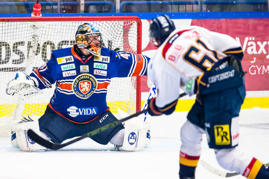 Djurgårdens Markus Ljungh skjuter mål 1-2 bakom Växjös