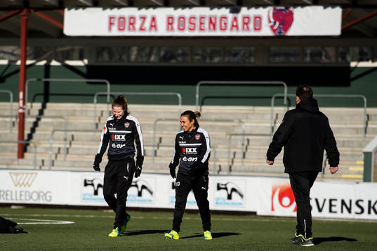Rosengårds Emma Berglund och Marta Viera Da Silva samtalar