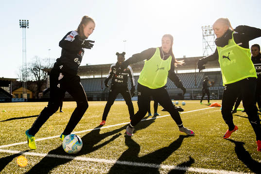 Rosengårds Emma Berglund med bollen mot Edina Filekovic