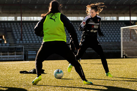 Rosengårds Emma Berglund med bollen