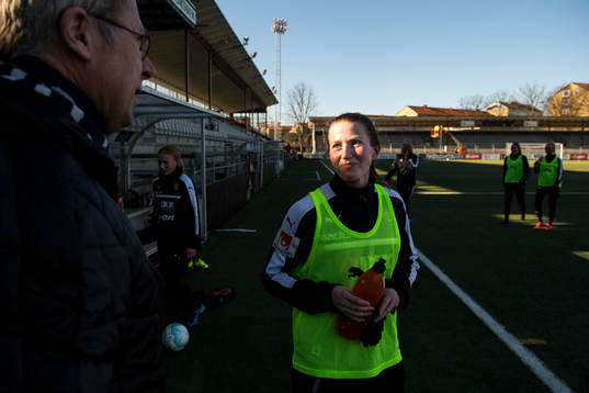Rosengårds VD Klas Tjebbes pratar med Emma Berglund
