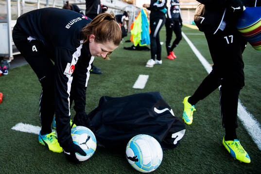 Rosengårds Emma Berglund samlar ihop bollar