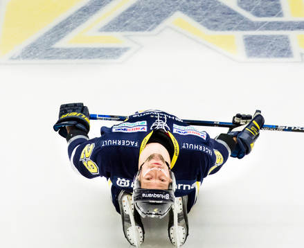 s Chris Abbott värmer upp