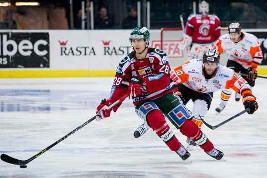Frölundas Johan Sundström före Karlskronas Mattias Guter