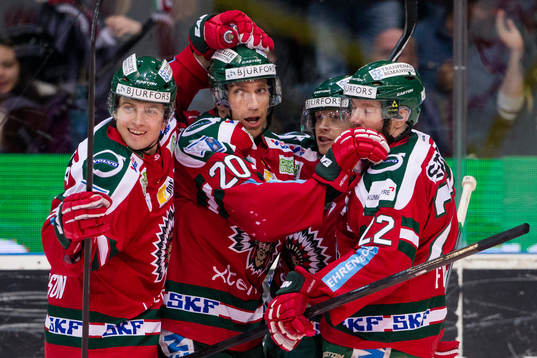 Frölundas Joel Lundqvist jublar och omfamnas