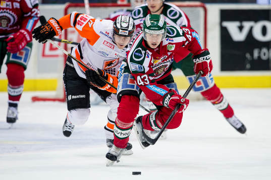 Frölundas Tom Nilsson före Karlskronas  Joel Kellman