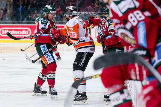 Frölundas Joey Crabb i gruff med Karlskronas Joachim Rohdin