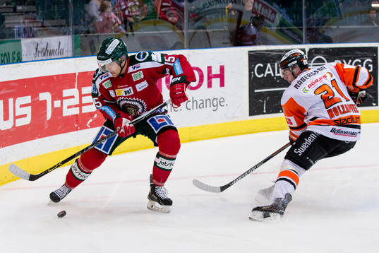 Frölundas Joey Crabb mot Karlskronas Riley Holzapfel