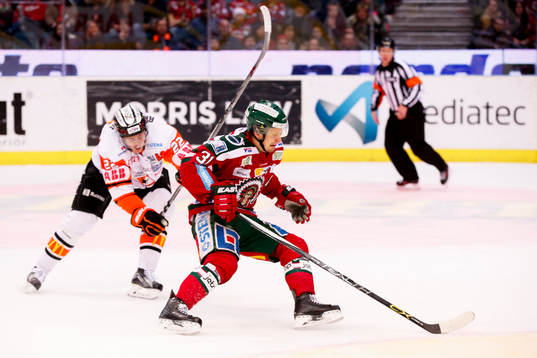 Frölundas Nicklas Lasu bryter fram och gör 3-2