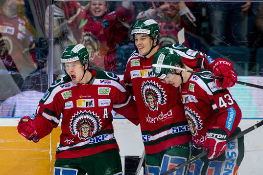 Frölundas Nicklas Lasu jublar ihop med Oliver Lauridsen