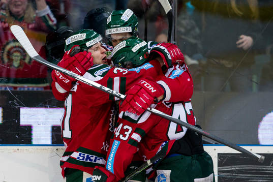 Frölundas Nicklas Lasu jublar ihop med Oliver Lauridsen