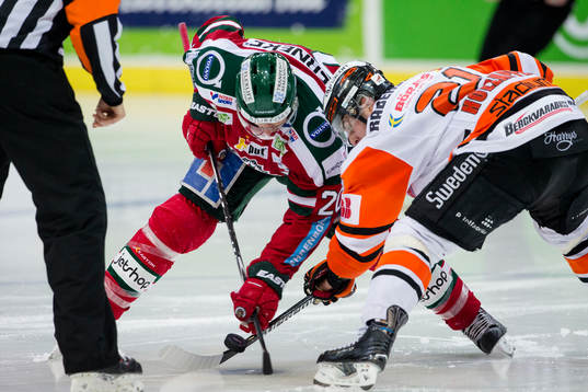 Frölundas Joel Lundqvist tekar mot Karlskronas Riley