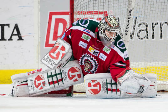 Frölundas målvakt Lars Johansson räddar ett skott