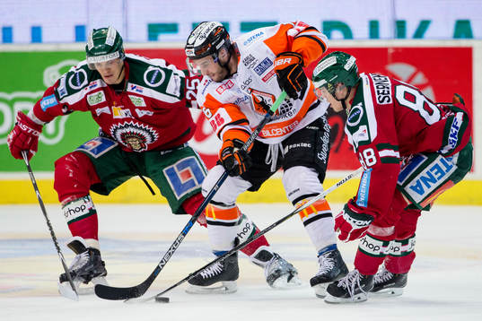 Karlskronas John Henrion i kamp om pucken med Frölundas