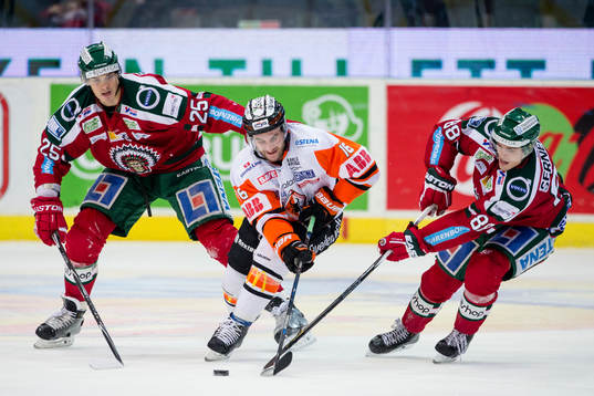 Karlskronas John Henrion i kamp om pucken med Frölundas