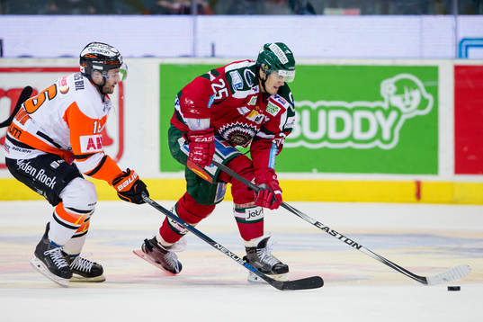 Karlskronas John Henrion jagar Frölundas Oliver Lauridsen