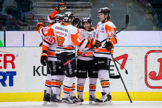 Karlskronas Mattias Guter jublar och omfamnas