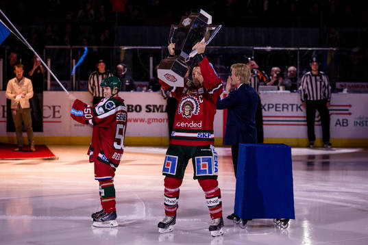 Frölundas Joel Lundqvist lyfter och visar upp CHL pokalen