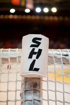 SHL loggan på en målbur