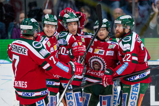 Frölundas Joel Lundqvist jublar och omfamnas
