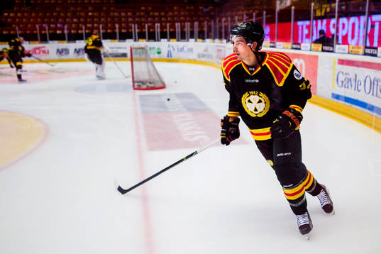 Brynäs Terry Broadhurst värmer upp före ishockeymatchen