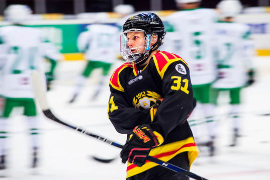 Brynäs Daniel Mannberg med ansiktsskydd före