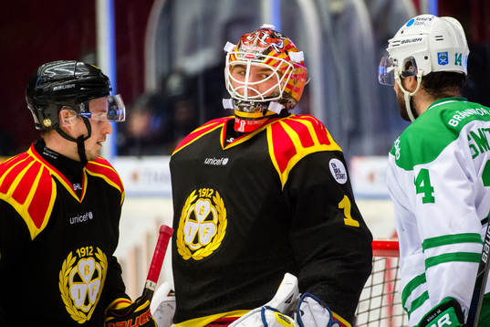 Brynäs målvakt Felix Sandström, Jonathan Pudas  och