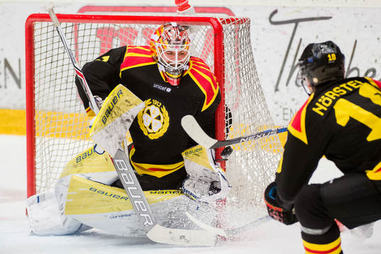 Brynäs målvakt Felix Sandström räddar skott