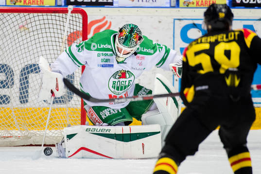 Rögles målvakt Oscar Dansk har inte kontroll på pucken
