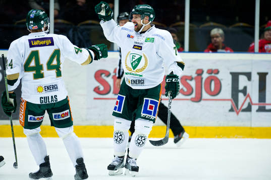Färjestads Milan Gulas och Jonas Holös jublar