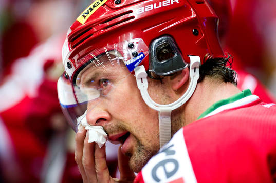 Modos Joel Kwaitkowski torkar näsblod