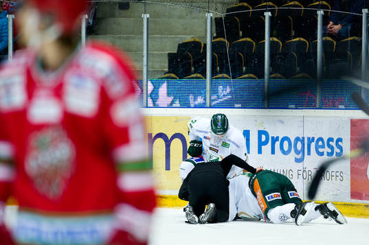 Färjestads Joakim Nygård blir tacklad och ligger kvar på