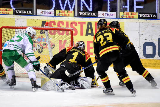 Brynäs målvakt Felix Sandström har inte koll på pucken