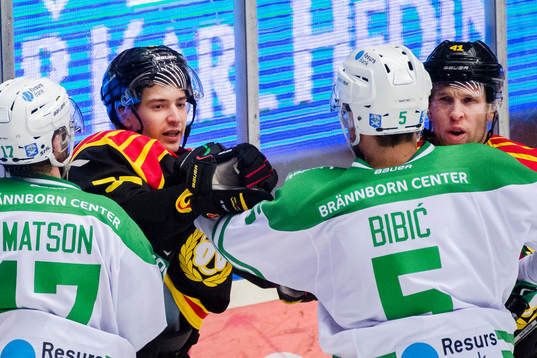 Brynäs Terry Broadhurst och Greg Scott i bråk med Rögles