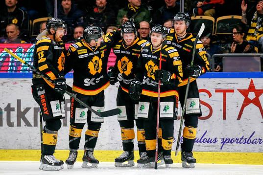 Skellefteås Martin Lundberg jublar med lagkamraterna