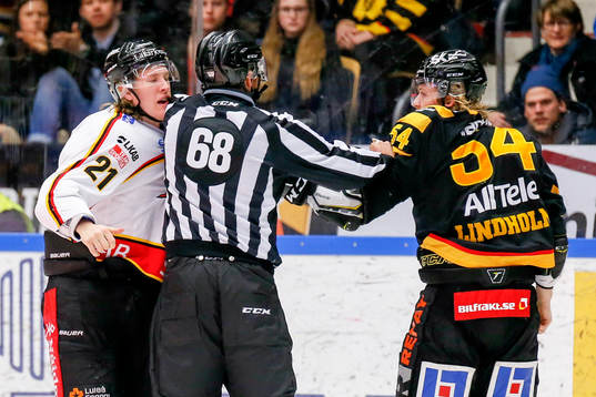 Luleås Emil Sylvegård och Skellefteås Anton Lindholm i
