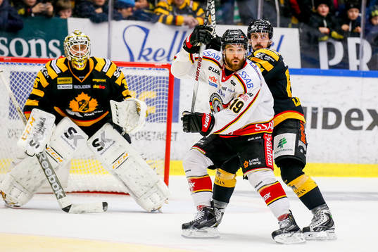 Skellefteås Fredrik Lindgren och målvakt Markus Svensson
