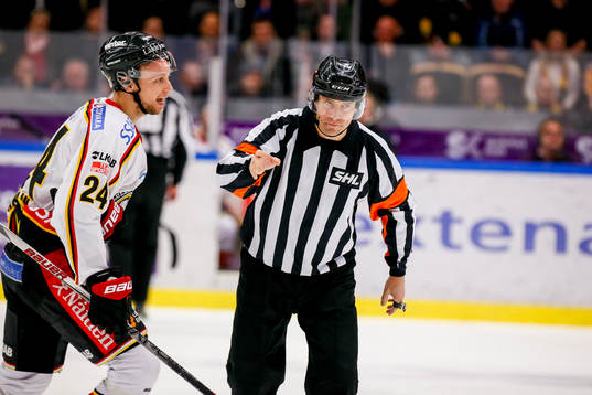 Luleås Johan Harju och domaren Sören Persson