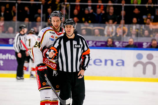 Luleås Johan Harju och domaren Sören Persson