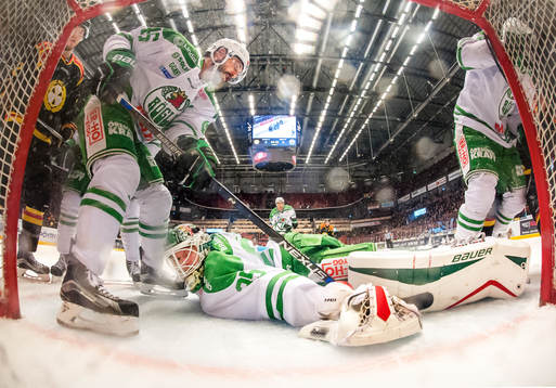 Rögles målvakt Oscar Dansk räddar skott och får hjälp