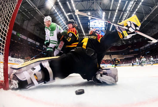 Rögles Ludvig Rensfeldt gör 0-1 bakom Brynäs målvakt