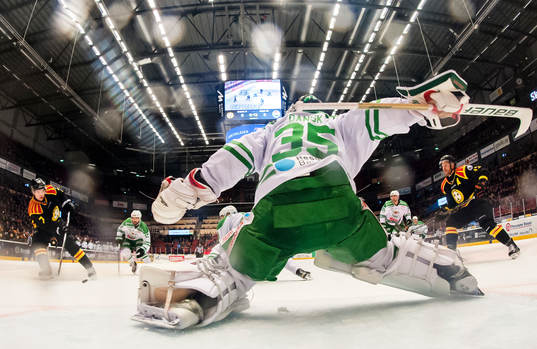 Rögles målvakt Oscar Dansk räddar anfall från Brynäs
