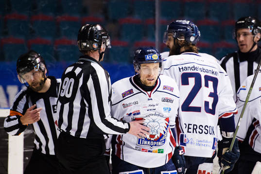 Linköpings Jens Jakobs är upprörd på domarteamet