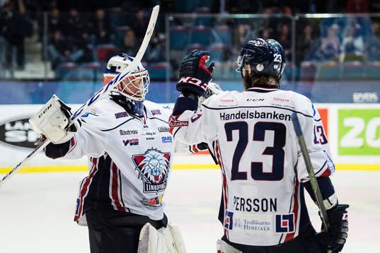 Linköpings målvakt David Rautio och Niklas Persson jublar