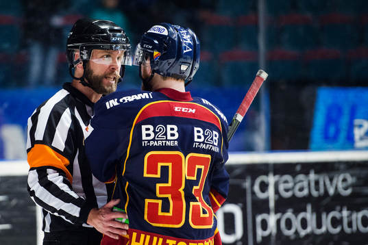 Djurgårdens Linus Hultström är framme och pratar med