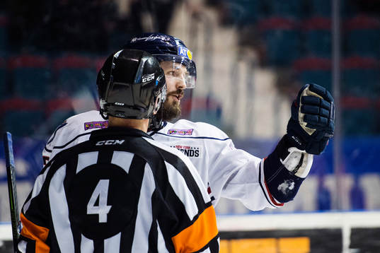 Linköpings Niklas Persson är framme och pratar med domaren