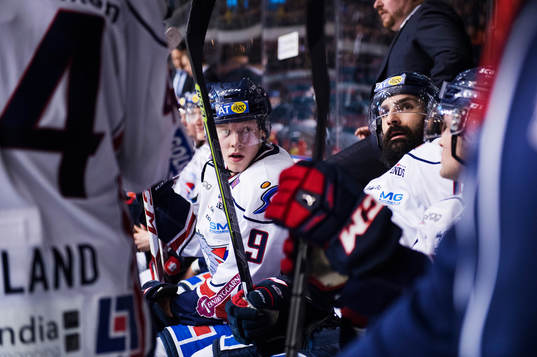 Linköpings Anton Karlsson och Daniel Rahimi på bänken