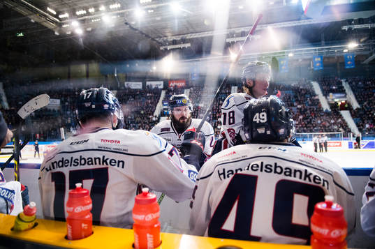Linköpings  Niklas Persson och Jacob Lilja vid spelarbåset